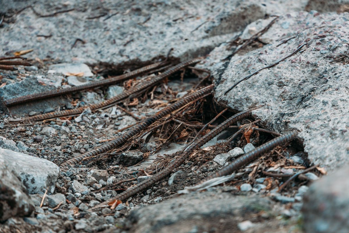 Из бетонных плит выглядывает арматура Из бетонных плит выглядывает арматура