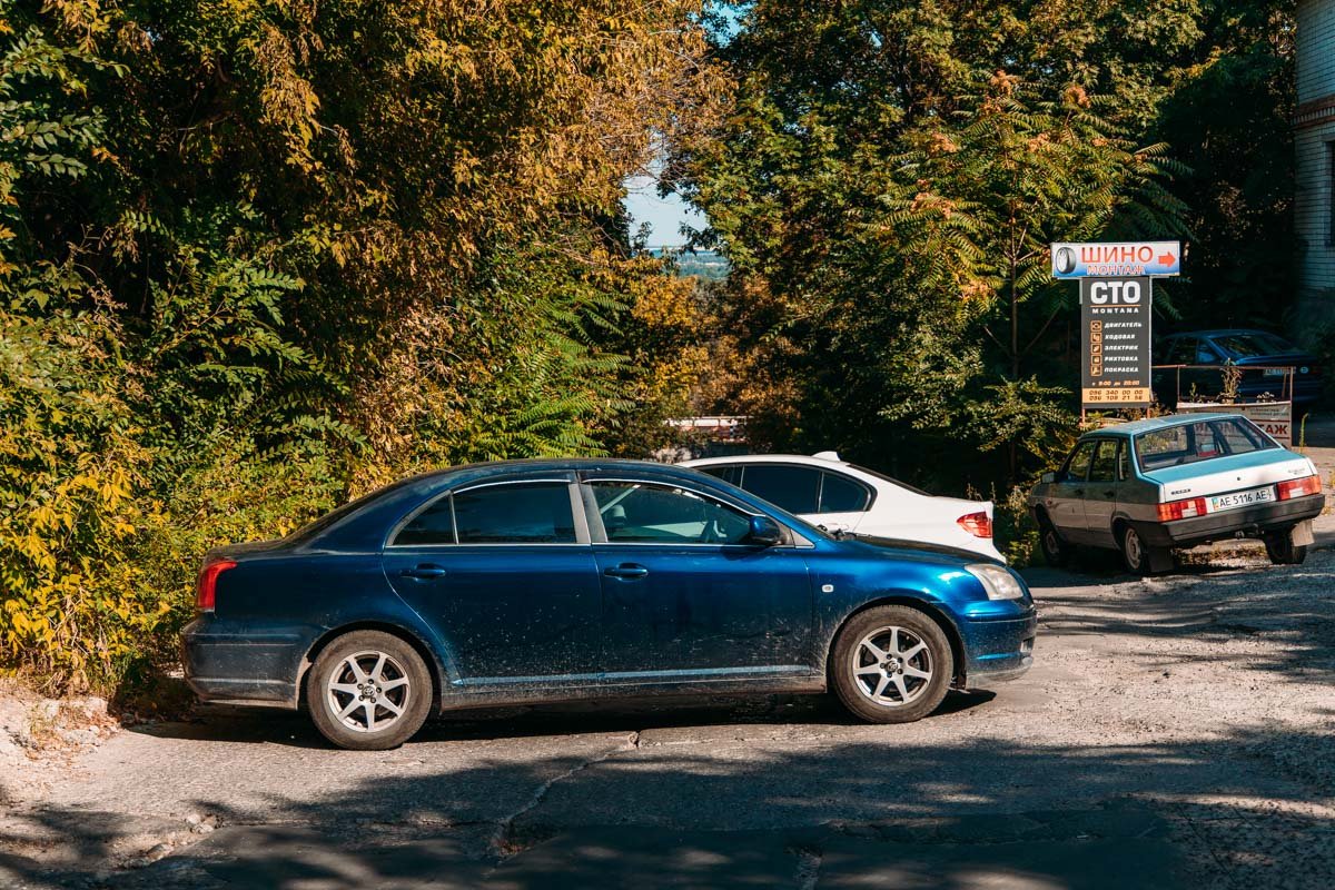 Жители сами перекрыли дорогу с помощью автомобилей Жители сами перекрыли дорогу с помощью автомобилей