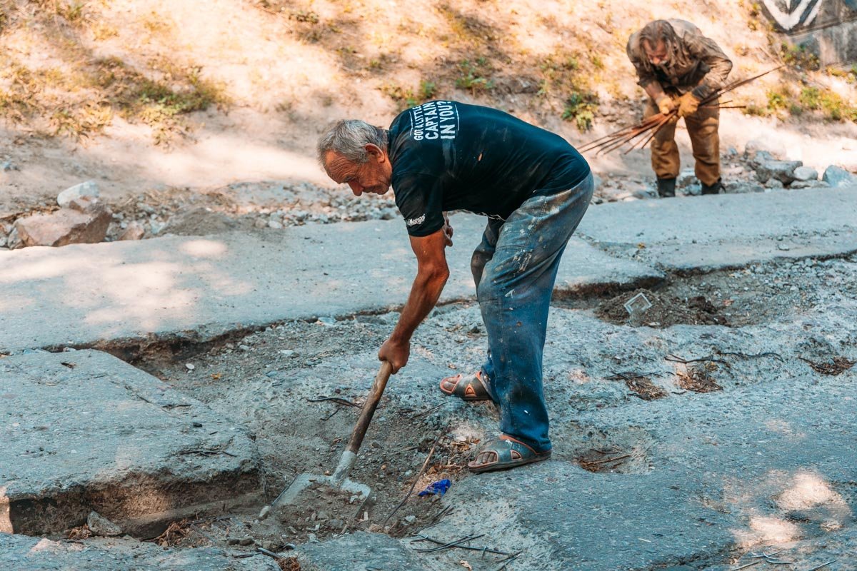 Люди вычищают ямы  Люди вычищают ямы