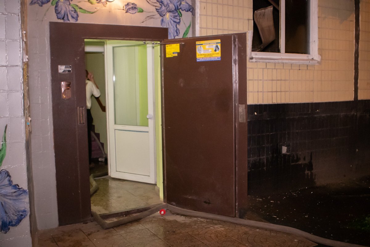 Чтобы спастись, женщина выпрыгнула в окно