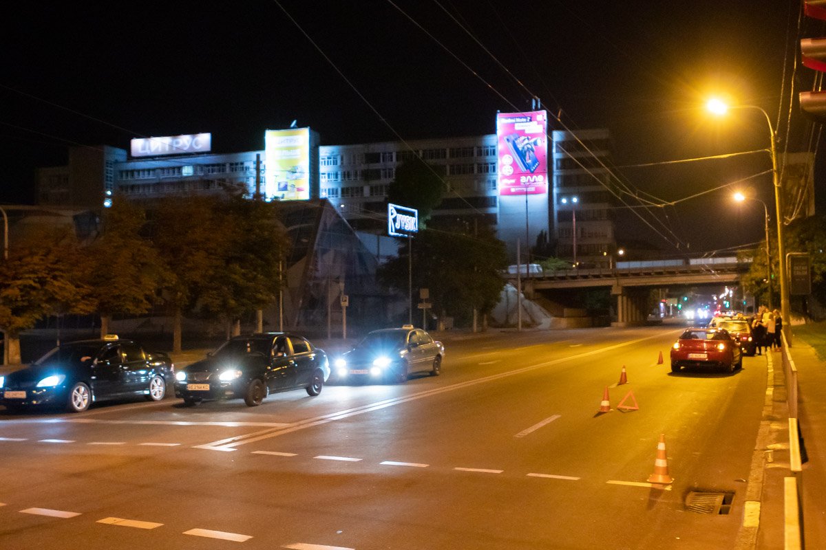 По словам очевидцев водитель иномарки мог находиться в состоянии алкогольного опьянения По словам очевидцев водитель иномарки мог находиться в состоянии алкогольного опьянения