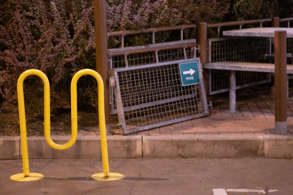 Водитель сбил ограждение и скрылся 