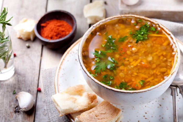 Простые и вкусные рецепты: как приготовить суп с копченостями и чечевицей 1