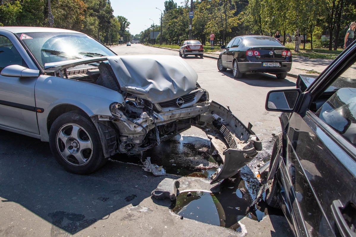 В Днепре на проспекте Героев столкнулись ВАЗ и Opel 2