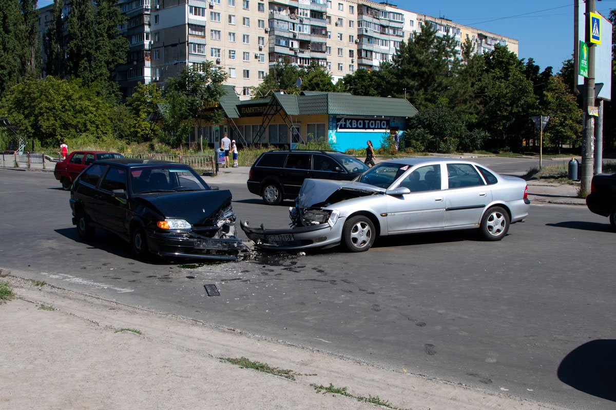 В Днепре на проспекте Героев столкнулись ВАЗ и Opel 3