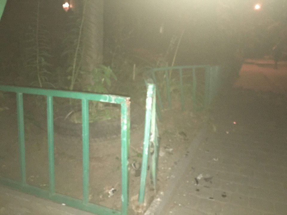 В Днепре ВАЗ чуть не сбил детей и врезался в ограждение В Днепре ВАЗ чуть не сбил детей и врезался в ограждение