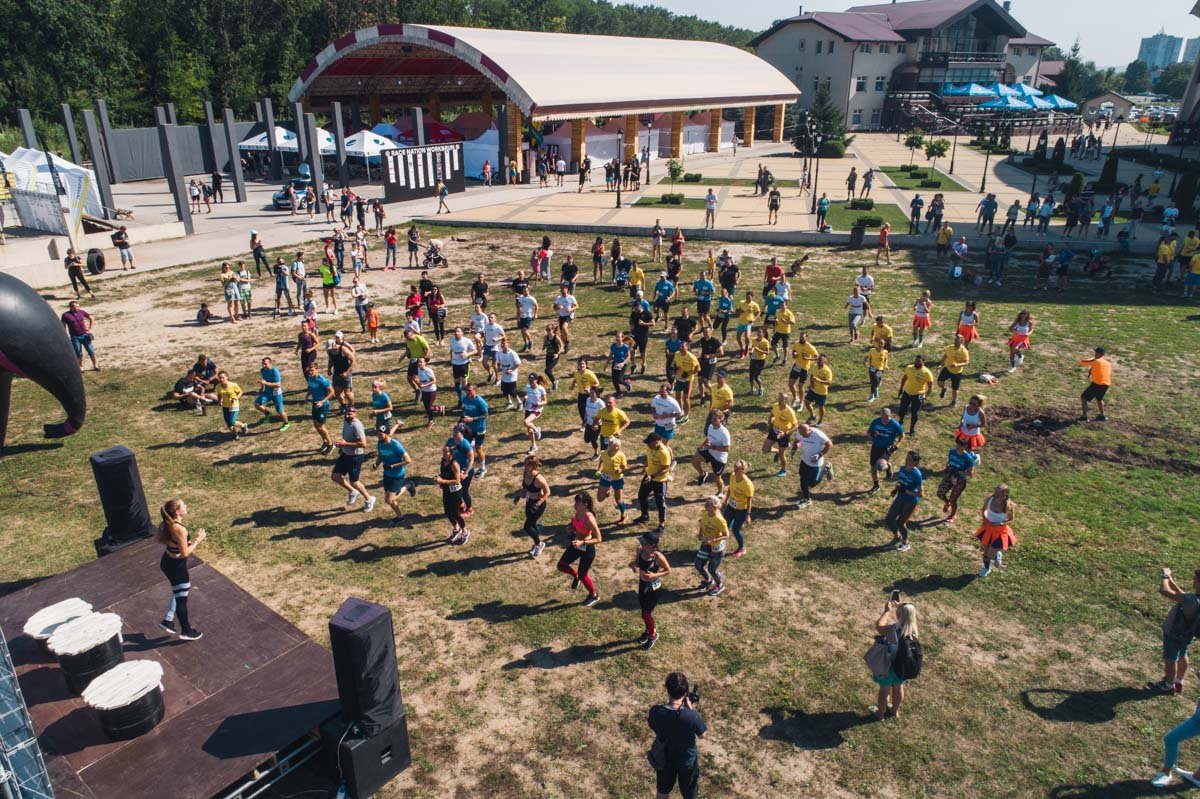 Перед забегом участники хорошенько размялись и зарядились позитивной энергией 
