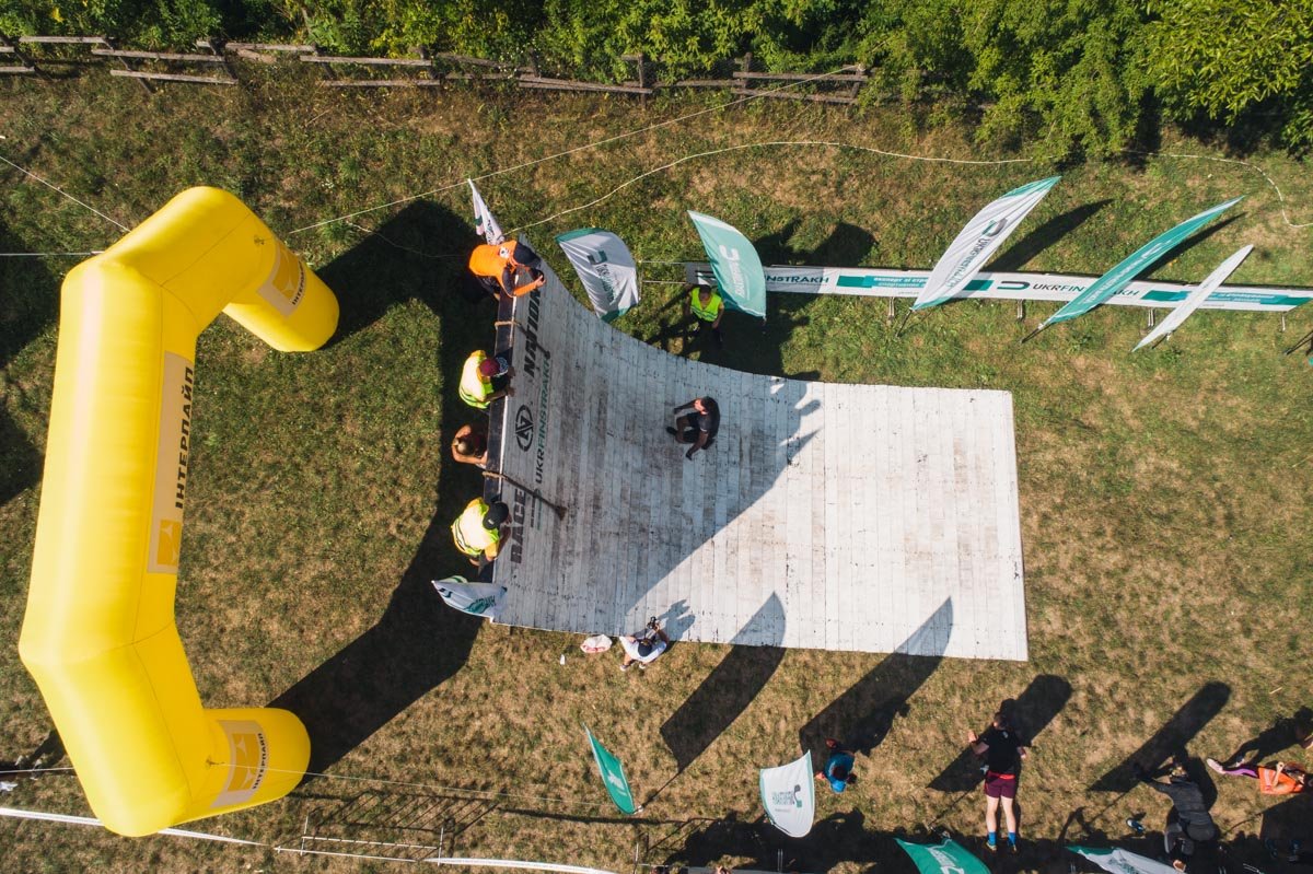 Часть из препятствий созданы природой, вторая часть - искусственно 