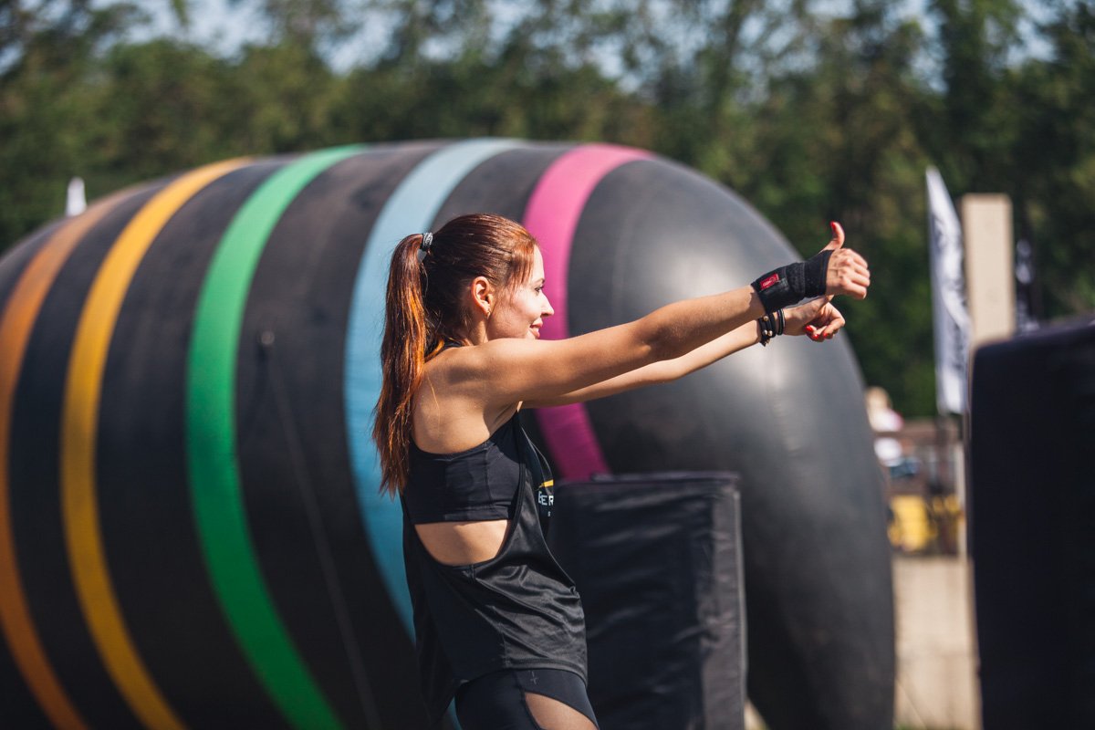 Разминку проводила веселый и зажигательный тренер 