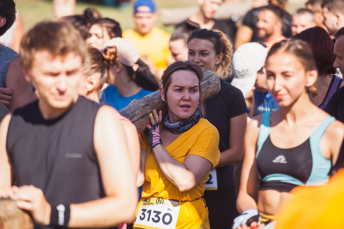 Забег участники начинали с бревнами 