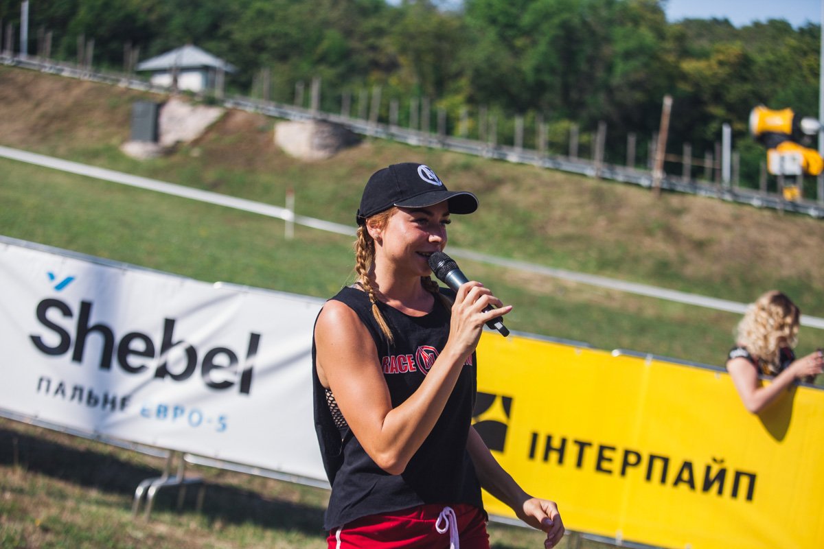 Ведущая мероприятия мастерски поднимала всем настроение и заряжала позитивом 