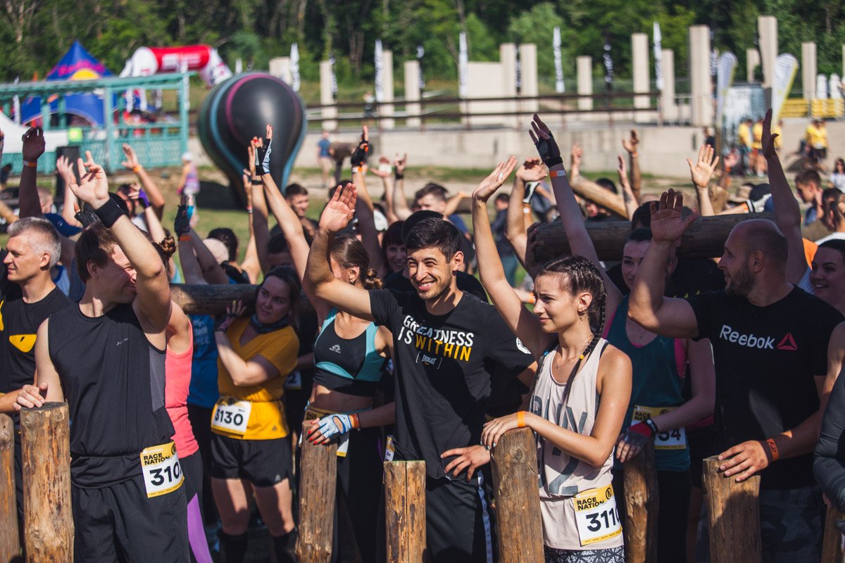 Счастливые участники забега 