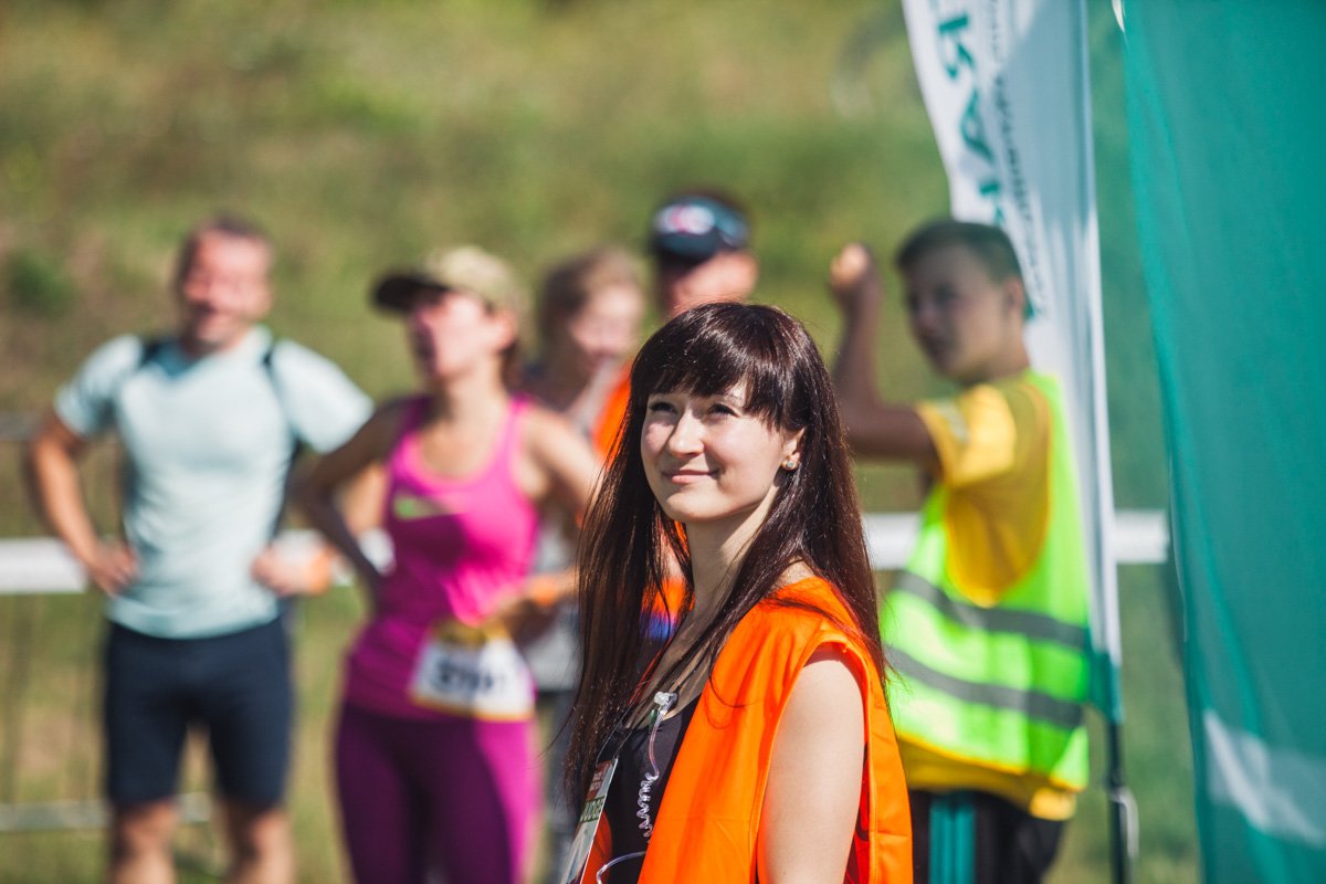 Милые и улыбчивые организаторы дари участникам и болельщикам положительные эмоции 