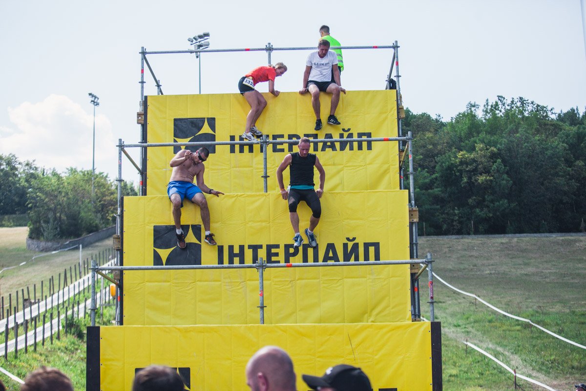 В конце участники должны были преодолеть искусственный Эверест 