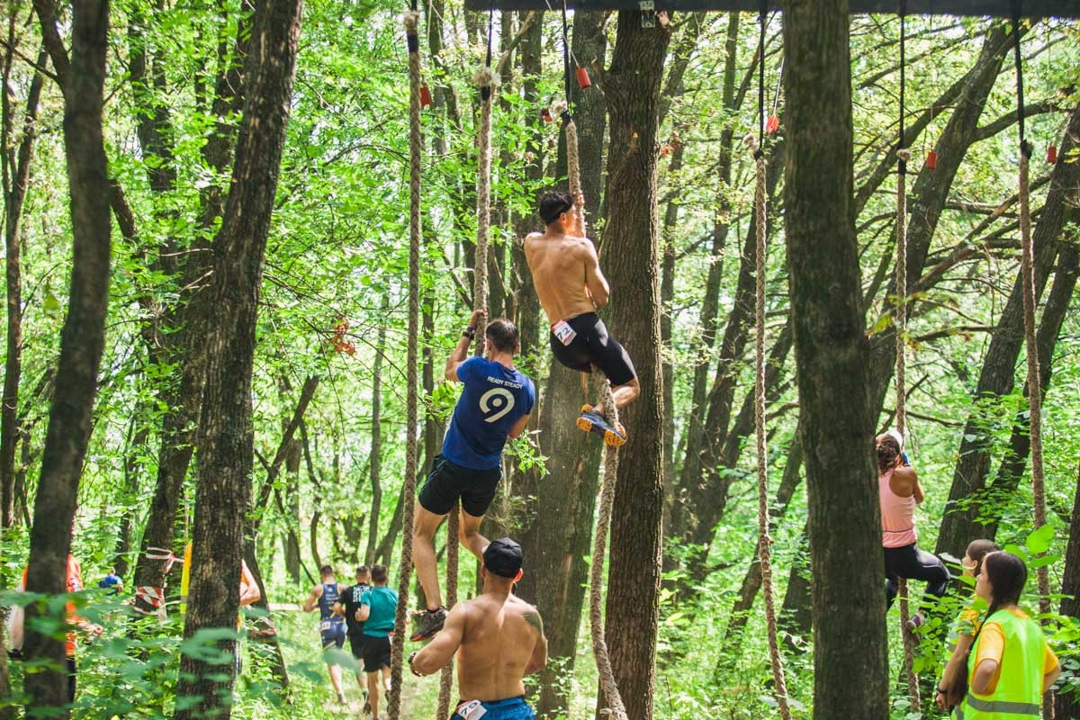 Одно из самых сложных препятствий - канаты 
