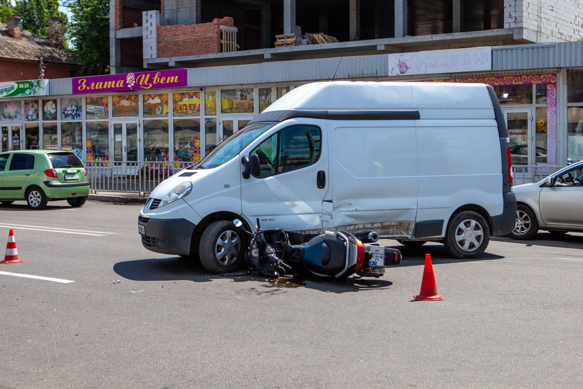В Днепре на Калиновой столкнулись Renault и мотоцикл