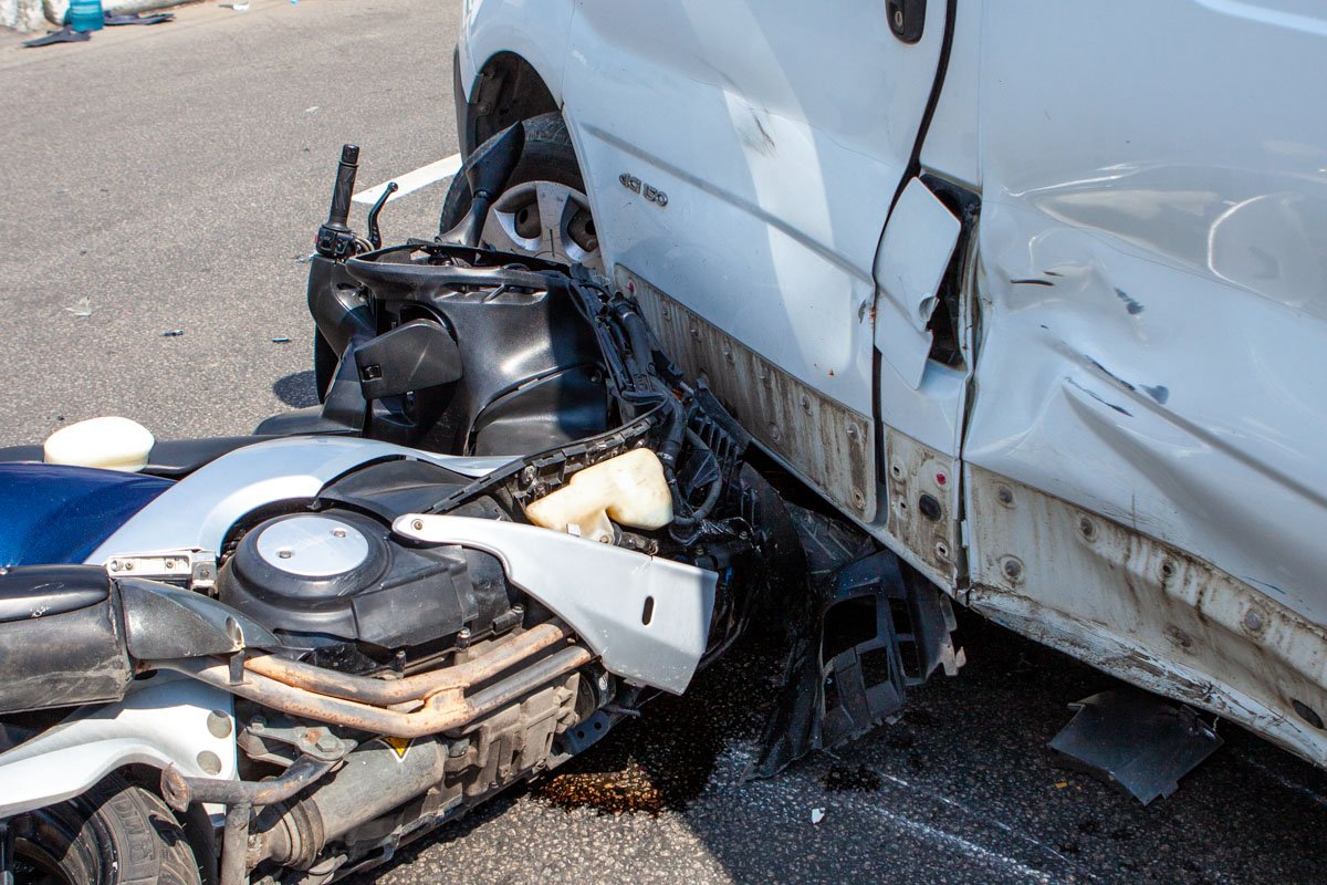 На месте ожидается следователь по ДТП 
