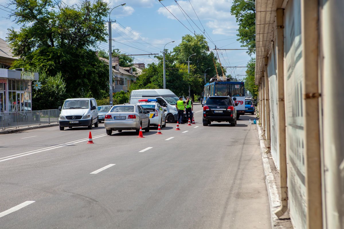 Сотрудники патрульной полиции регулируют движение транспорта 