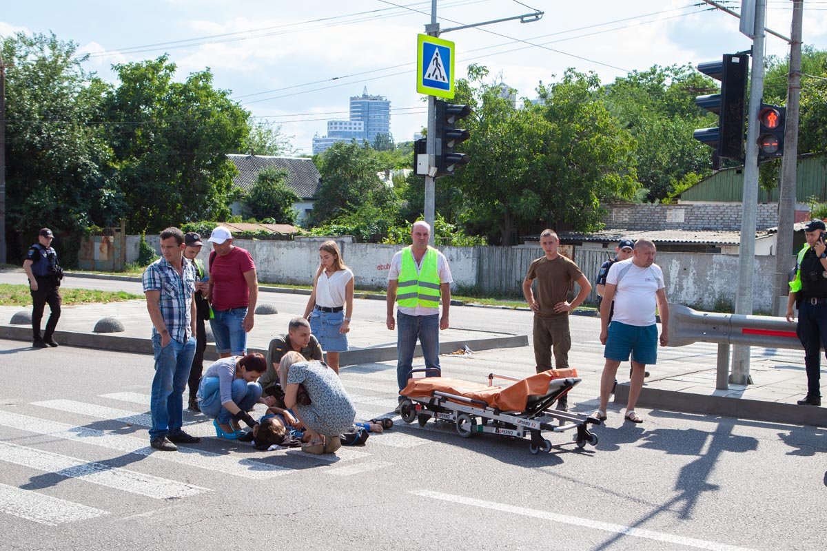 Ребенок переходил дорогу по пешеходному переходу Ребенок переходил дорогу по пешеходному переходу