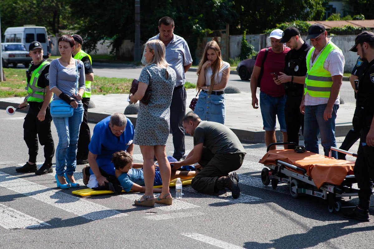 Родителей с пострадавшим ребенком рядом не было, но ему помогали очевидцы Родителей с пострадавшим ребенком рядом не было, но ему помогали очевидцы