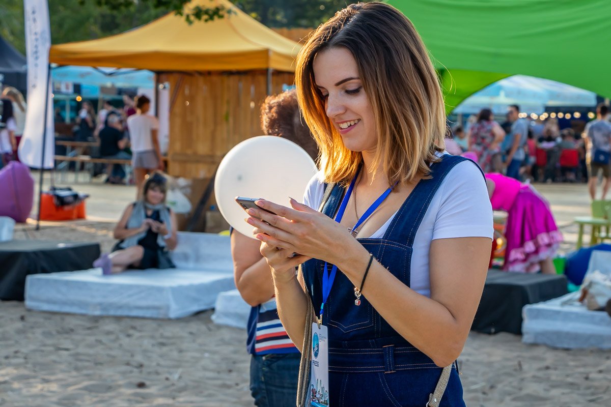 Когда "шазамишь" трек