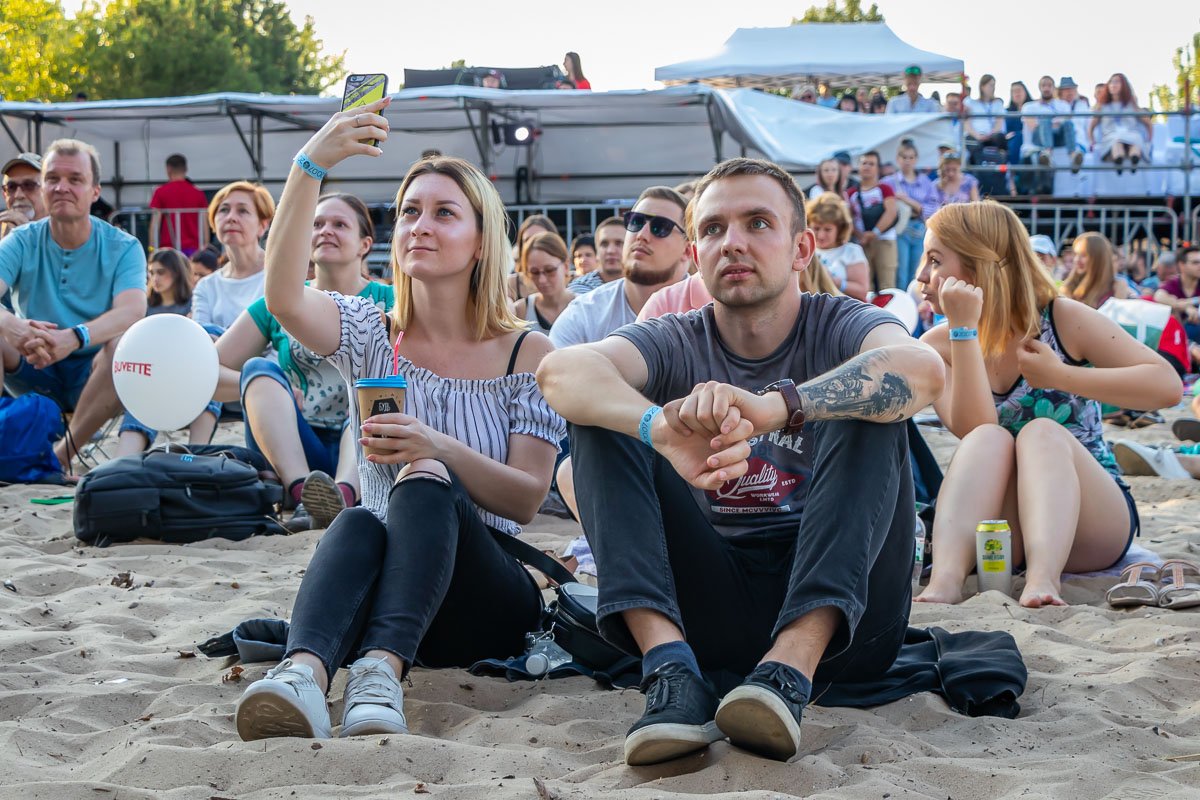 Она точно ждала его целый год