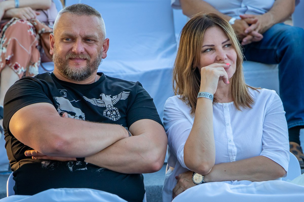 А сцена где-то посередине