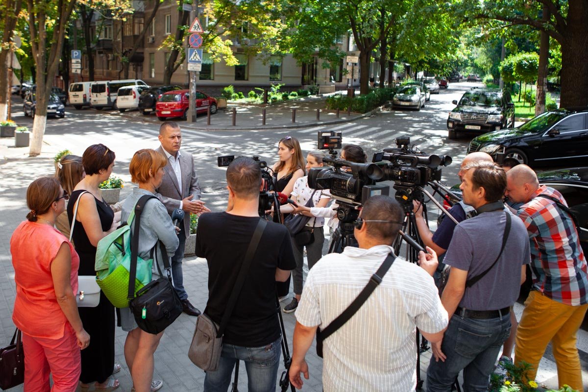 После того, как мэр отдал свой голос, он пообщался с представителями СМИ После того, как мэр отдал свой голос, он пообщался с представителями СМИ