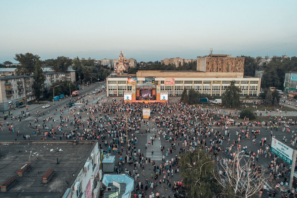 На концерт собрались тысячи людей