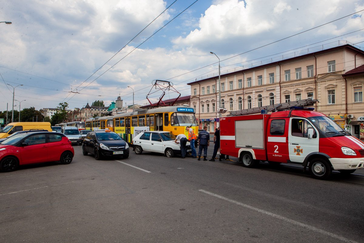 Полиции на месте происшествия нет, водители предпочли разобраться в ситуации самостоятельно