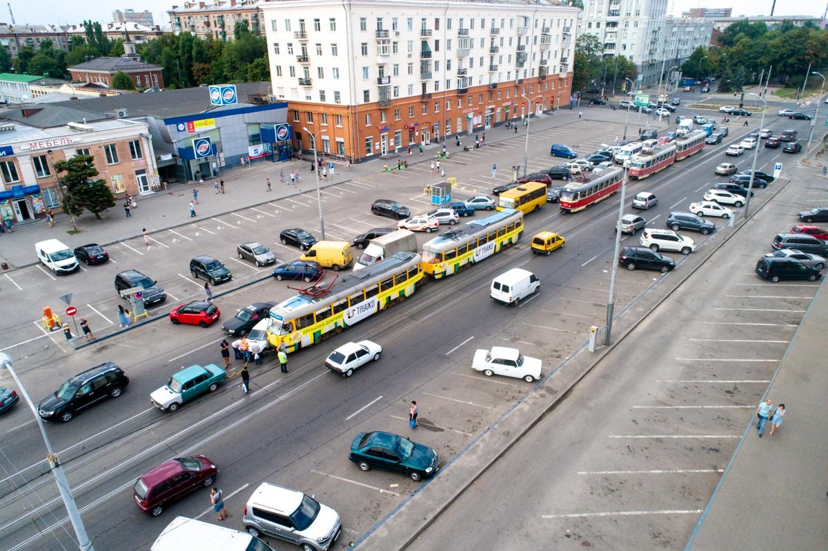 У Skoda спущено правое колесо, возможно из-за этого автомобиль откинуло влево, где ехал трамвай