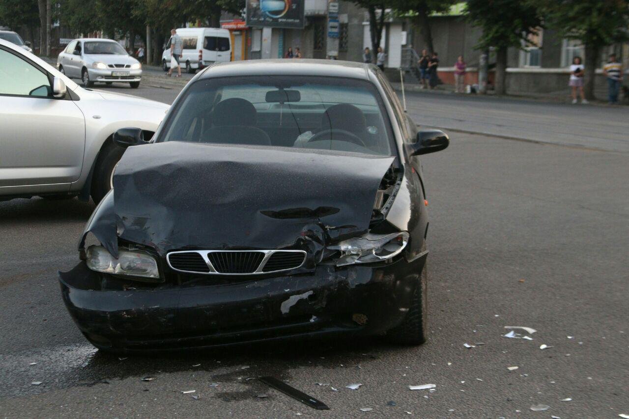 ДТП на перекрестке Богдана Хмельницкого и Титова ДТП на перекрестке Богдана Хмельницкого и Титова