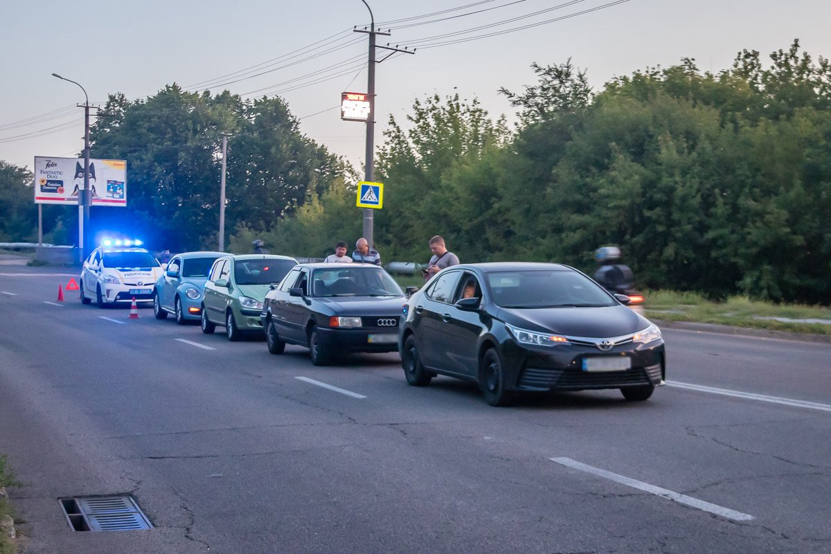 Столкнулись сразу 4 автомобиля - Toyota, Audi, Huindai и Volkswagen Столкнулись сразу 4 автомобиля - Toyota, Audi, Huindai и Volkswagen