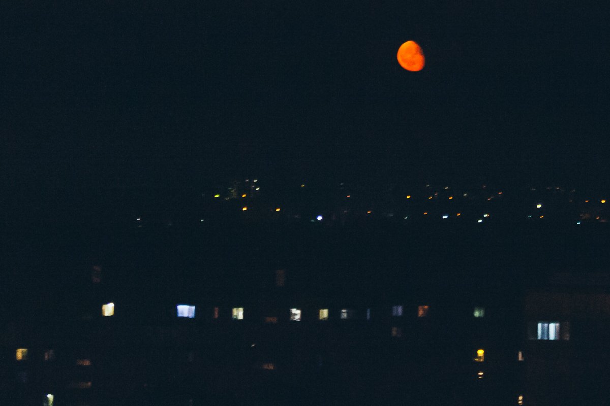 Луна взошла над городом Луна взошла над городом