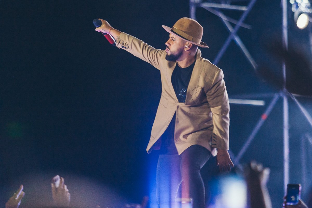 Как всегда, музыкант удивлял креативными нарядами