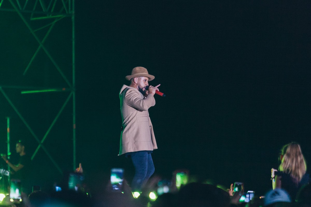 Заводит толпу