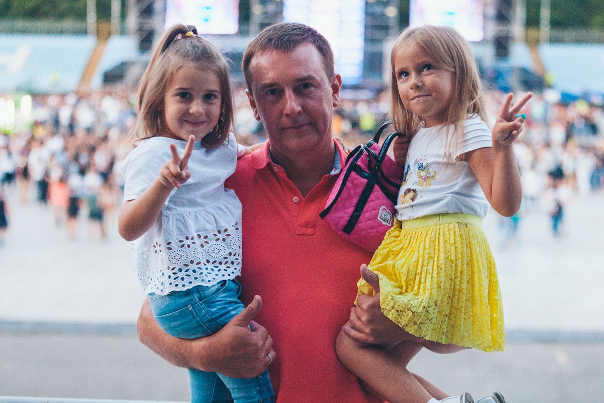 С дочками слушать концерт веселее С дочками слушать концерт веселее