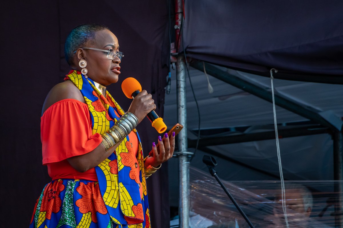 Ведущая концерта Cheptoo Kositany-Buckner