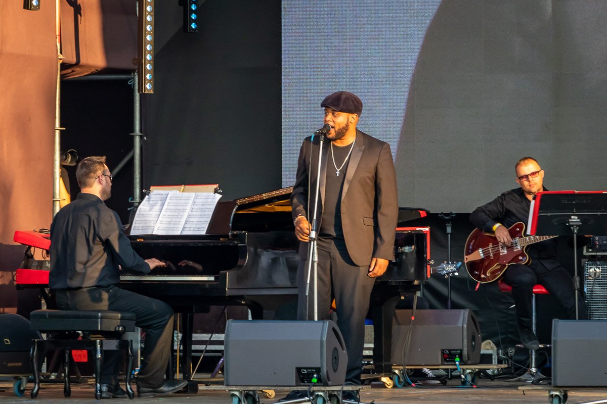 Вокалист из Великобритании Tony Momrelle