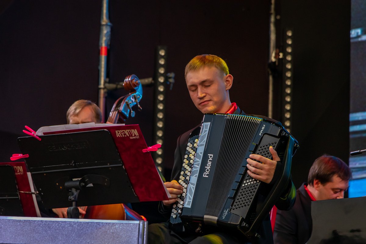 Музыка окутала остров романтикой