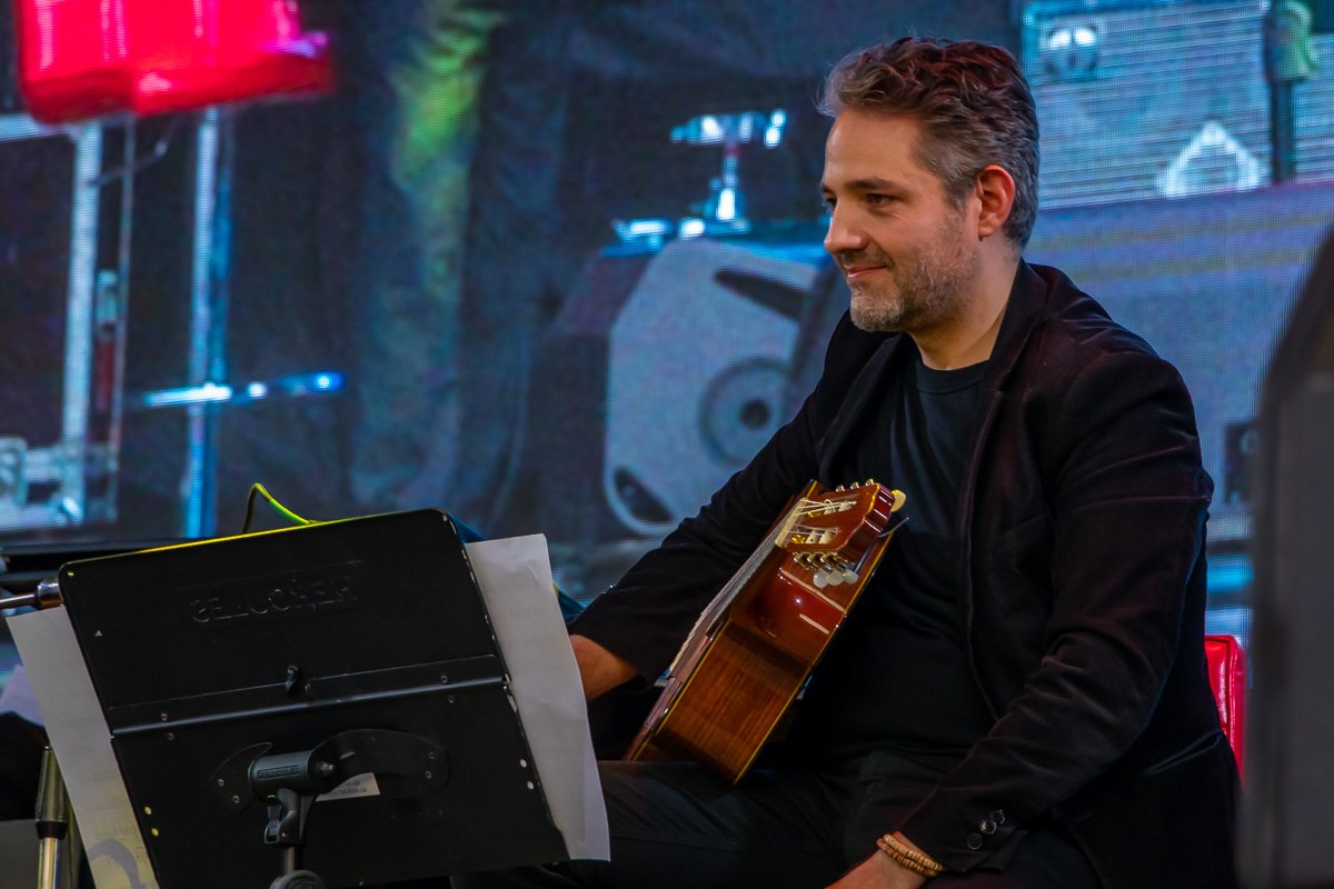 Честер Харлан - гитара 