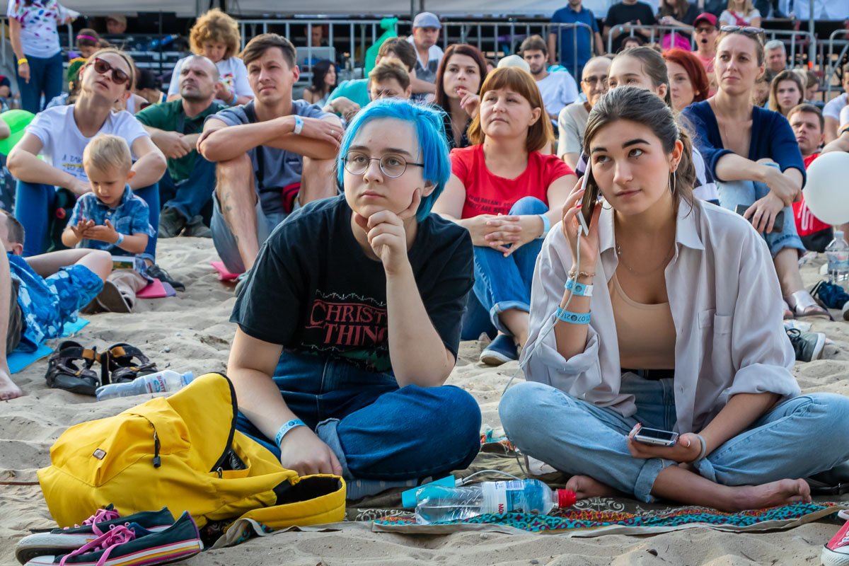 Друзья, хорошая музыка и песок, - что может быть лучше? Друзья, хорошая музыка и песок, - что может быть лучше?