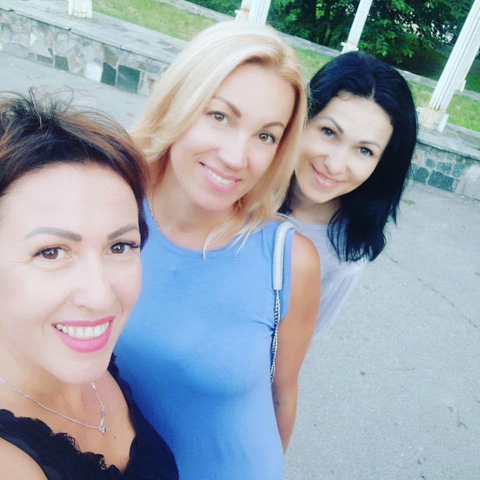 Ходить на концерты с подругами круто