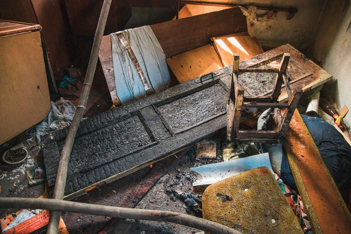 Со слов очевидцев, дом больше напоминал заброшенный, чем жилой Со слов очевидцев, дом больше напоминал заброшенный, чем жилой