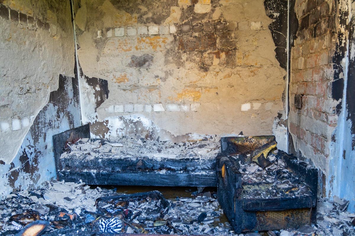 Дым, который валил из окон дома, увидели соседи Дым, который валил из окон дома, увидели соседи