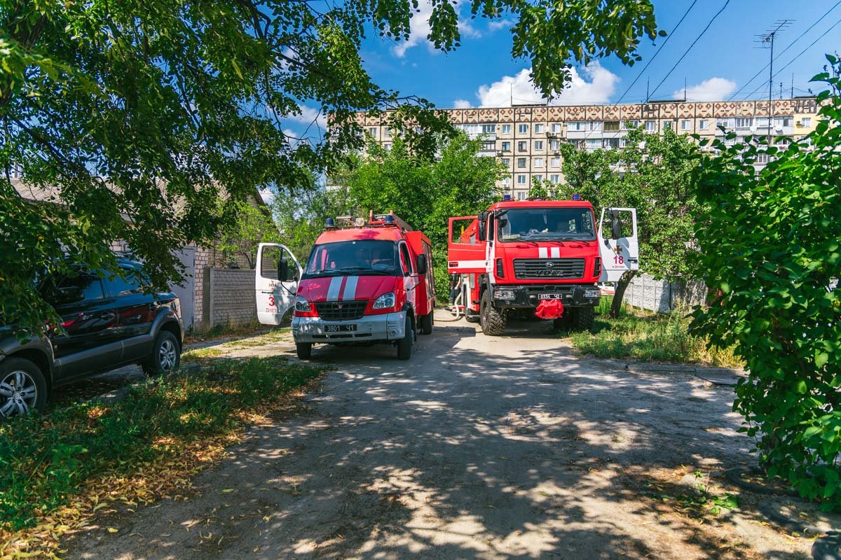 На месте работали бригады 3-й и 18-й пожарно-спасательной части ГСЧС На месте работали бригады 3-й и 18-й пожарно-спасательной части ГСЧС