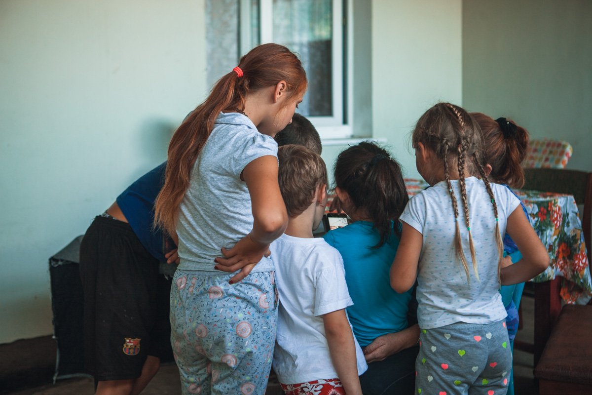 Здесь женщин обучают отношениям с детьми, объясняют, как за ними ухаживать, как водить в школу, как проверять уроки и вообще находить с ними общие интересы Здесь женщин обучают отношениям с детьми, объясняют, как за ними ухаживать, как водить в школу, как проверять уроки и вообще находить с ними общие интересы