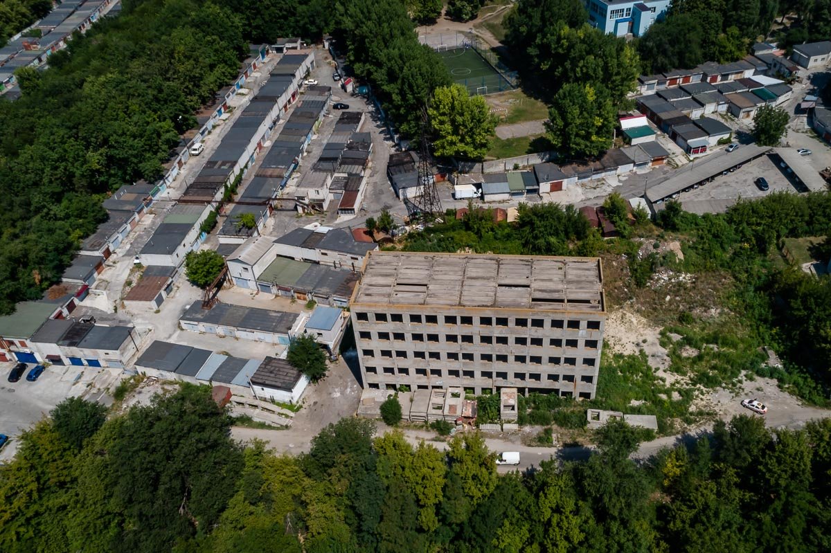 Среди гаражей