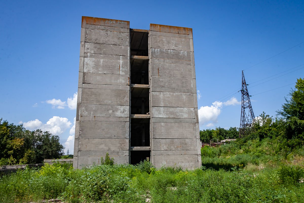 Бетонная коробка посреди травы