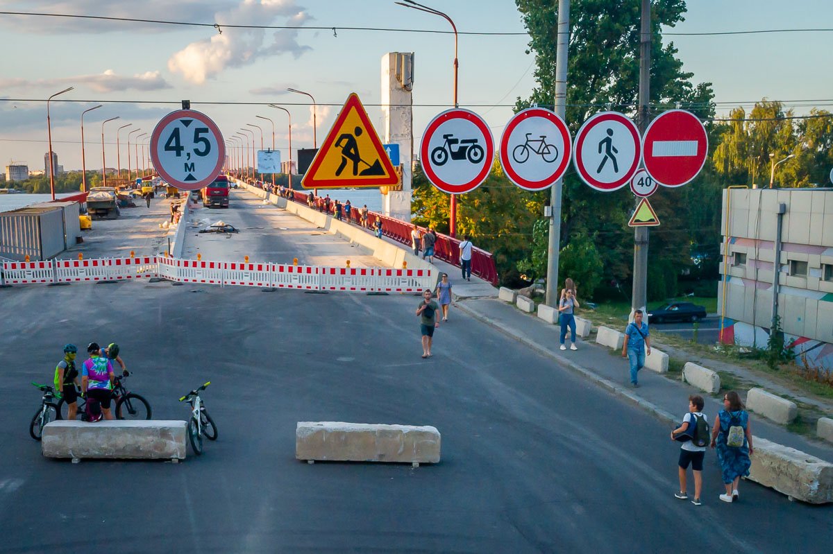 В Днепре на Новом мосту пешеходам и велосипедистам ограничили движение В Днепре на Новом мосту пешеходам и велосипедистам ограничили движение
